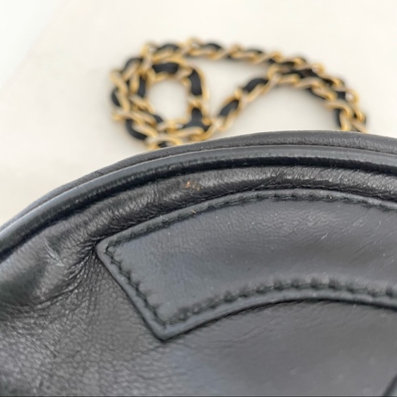 ✨SOLD✨Chanel Vintage Oval Lambskin CC Camera Chain Bag - Picture 13 of 14